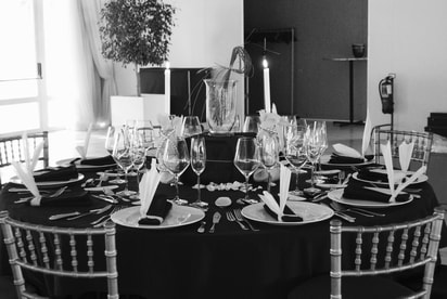 Decorated table, linen and glasses